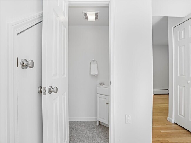 Building Photo - 240 Sunnyridge Ave