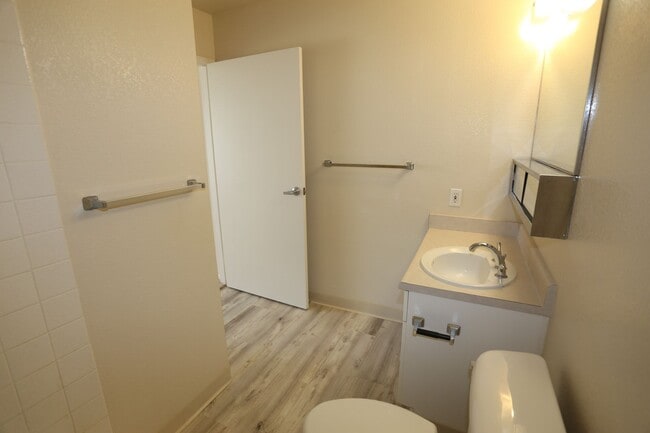 Building Photo - Kapolei - Aeloa Terrace - renovated ground...