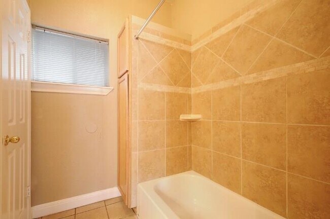Building Photo - 504 W 35th St