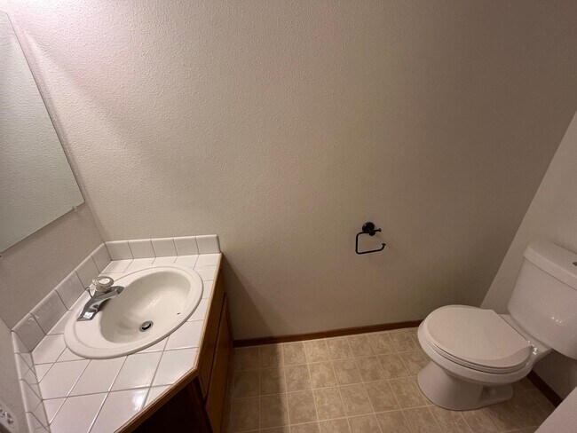 Building Photo - Large 3 Bed/2.5 Bath Located in Providence Neighborhood