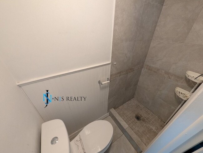 Building Photo - SPECIAL OFFER: $250 off 2nd months rent* 3/1.5/1 1113 Sq. Ft. with UPDATED bathrooms and kitchen ...