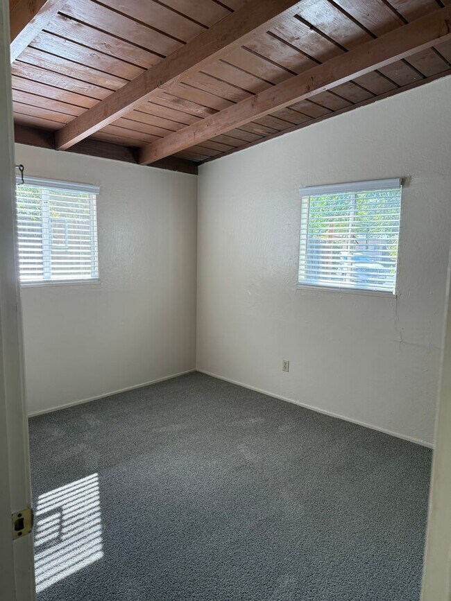 Building Photo - Charming Pet Friendly 3-Bedroom in Quiet C...