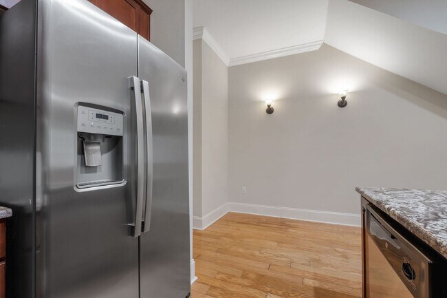 Building Photo - Midtown Tallahassee Townhome
