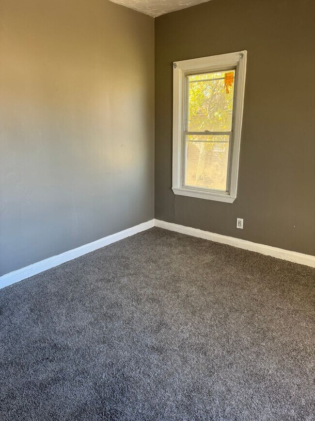 Building Photo - 3 Bedroom Home In Warren