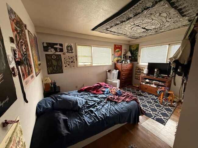 Building Photo - Spacious 5+bd/2.75 bath home on WWU bus route