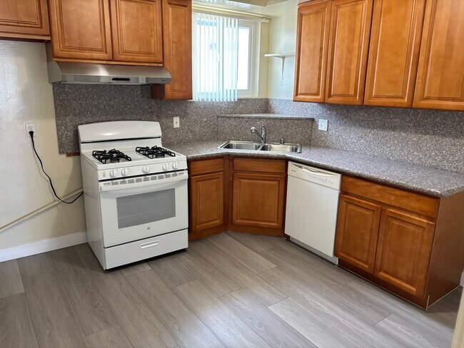 kitchen - 25219 Loytan St