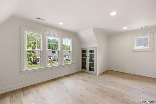 Building Photo - 310 E Harry Ave