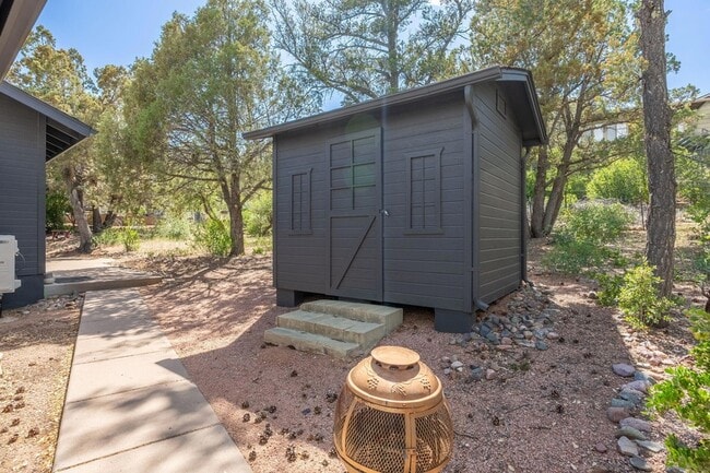Building Photo - 908 S Manzanita Dr