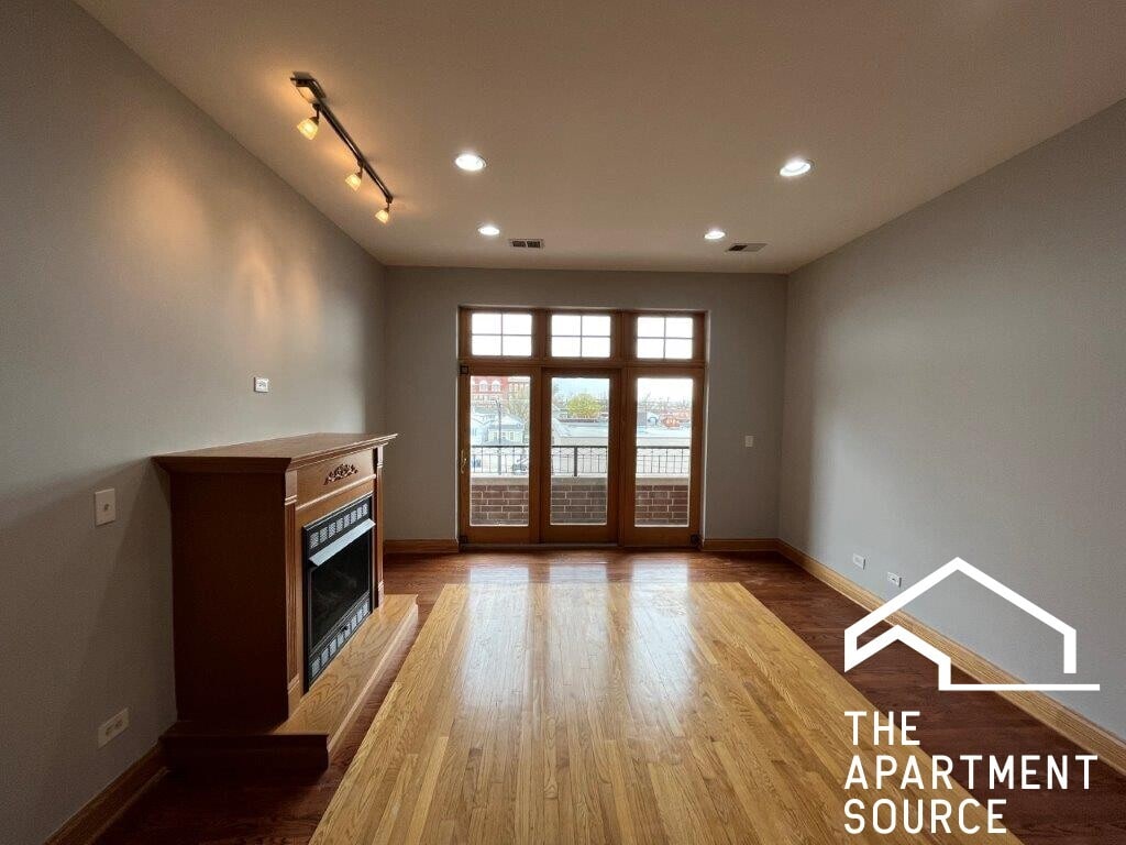 Building Photo - 1918 W Cermak Rd