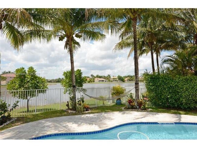 Building Photo - 896 Marina Dr