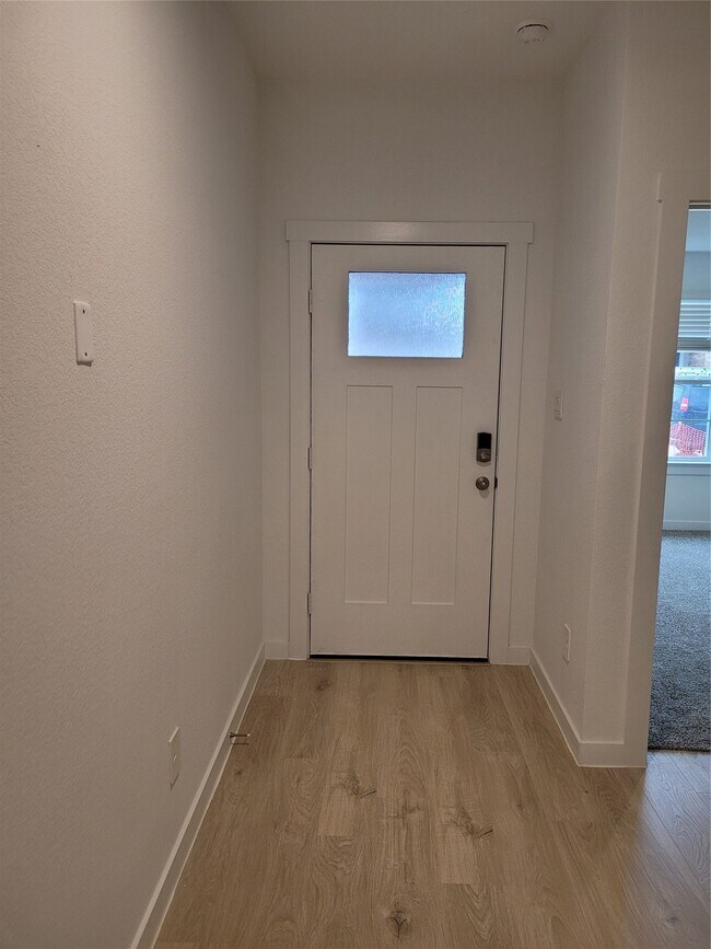 Building Photo - 4947 Oakwood Dr