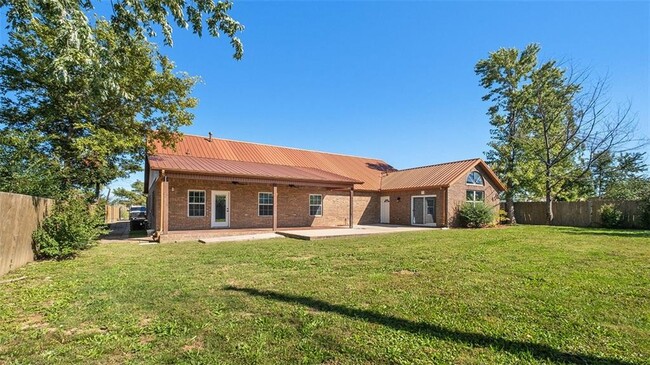 Building Photo - 1414 W Cypress St