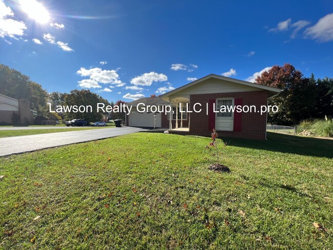 Building Photo - Three Bedroom Brick Ranch with Fenced Yard...