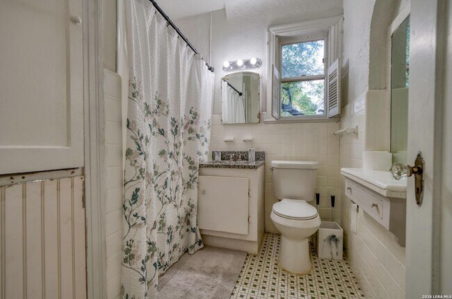 Building Photo - Spacious 2 Bedroom Apartment in Monte Vista Near Downtown San Antonio