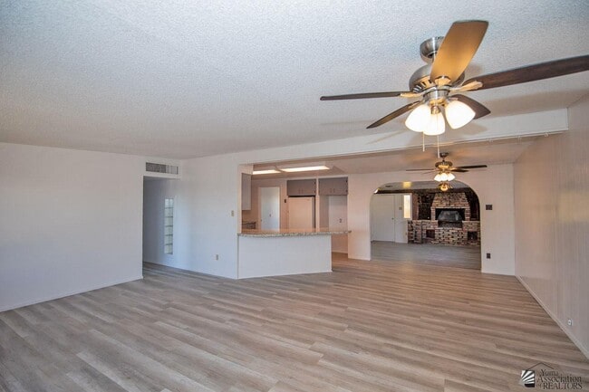 Building Photo - 252 W Lowell Dr