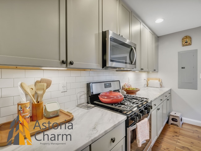 Building Photo - Classic Brick Rowhome with Rooftop Views