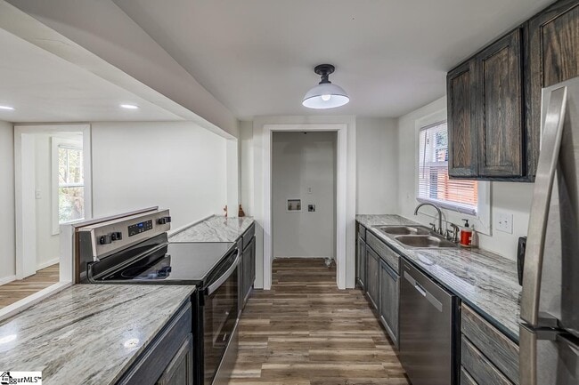 Building Photo - 530 Peronneau St