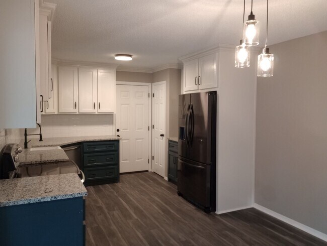 Building Photo - 1321 W 45th St S