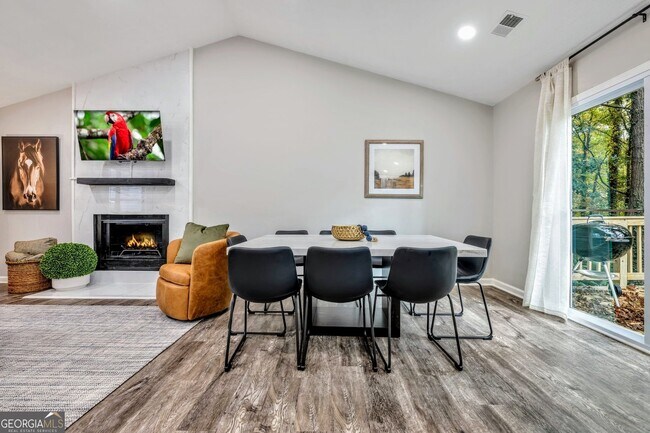 Building Photo - 1440 Glynn Oaks Dr SW