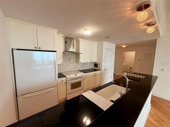 Building Photo - 750 N Tamiami Trl