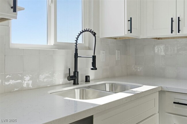 Building Photo - 3517 Rio Robles Dr