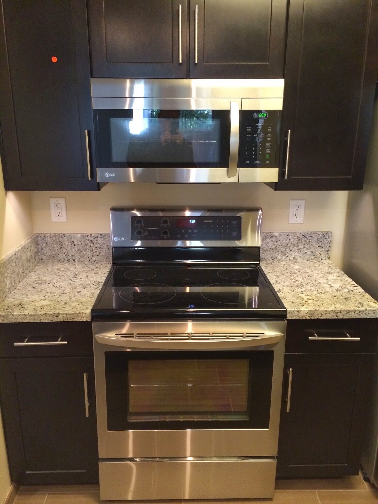 LG Oven/Flattop Range and Microwave - 6400 Christie Ave