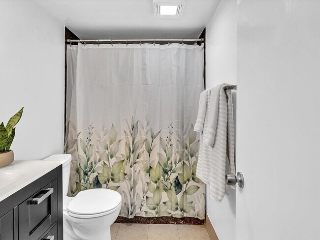 Building Photo - 5087 Oakhill Ln