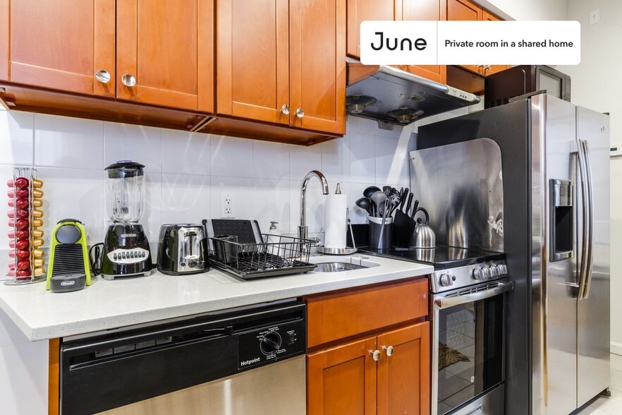 Building Photo - Room in Shared 4 bed/4 bath home in Midtown East