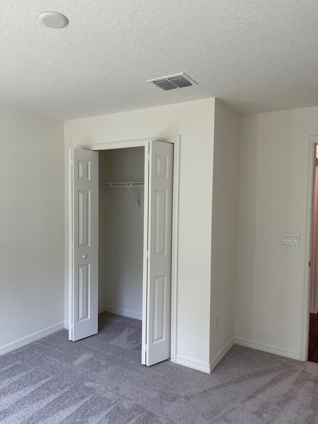 Building Photo - Like new 3/2/2 with screened in porch! Located close to the beach, shopping, parks and so much mo...