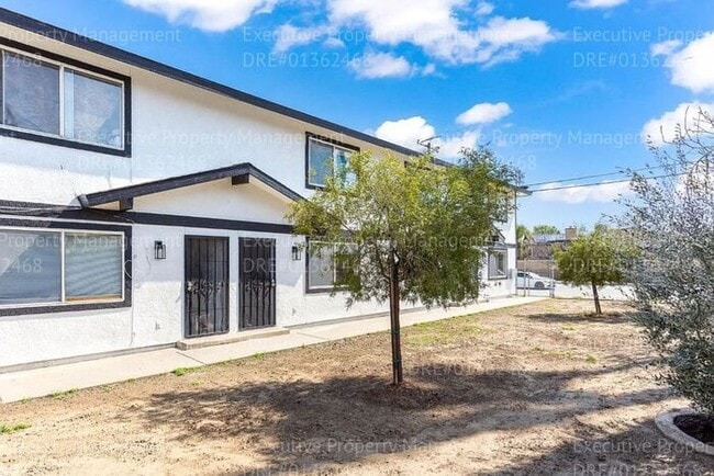 Building Photo - Townhouse unit. 2 bedrooms 1.5 bath call o...
