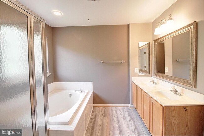 Building Photo - 6135 Newport Terrace