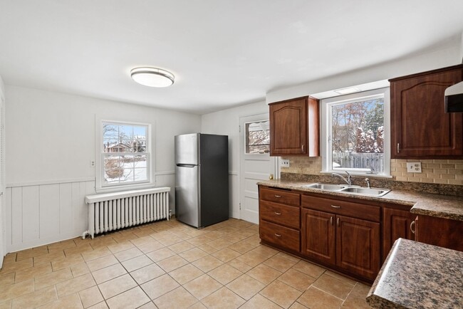 Building Photo - Stunning 3 bedroom home in East Pittsburgh available now!