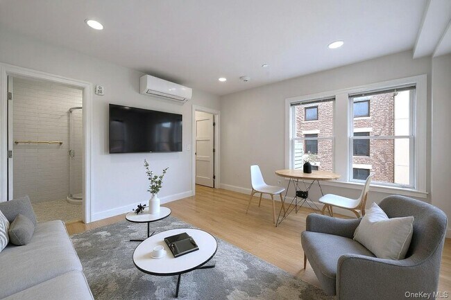 Building Photo - 584 Main St