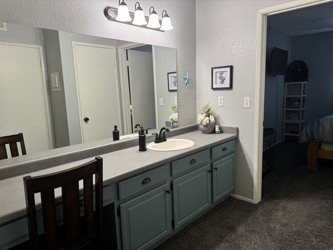 Building Photo - SHORT TERM WINTER RENTAL 1-BR Condo with Private Dock at Rio Vista