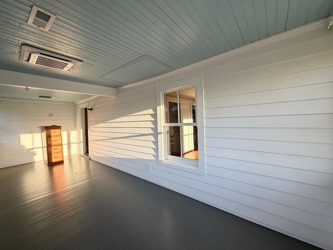 Building Photo - 5826 Railroad Ave