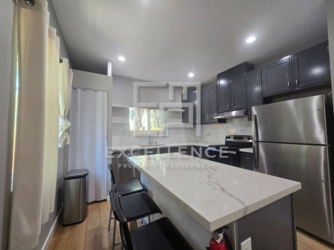 Building Photo - 2/2 Stand Alone Cottage, Private Yard, W/D...