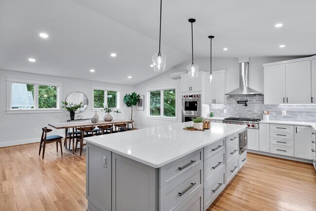 Building Photo - "Luxurious 6-Bed, 6-Bath Arlington Retreat...