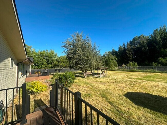 Building Photo - 4 Bedroom home with acreage