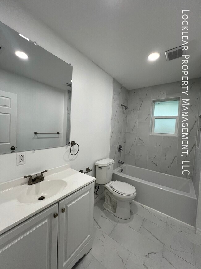 Building Photo - Renovated 3 Bedroom Duplex!
