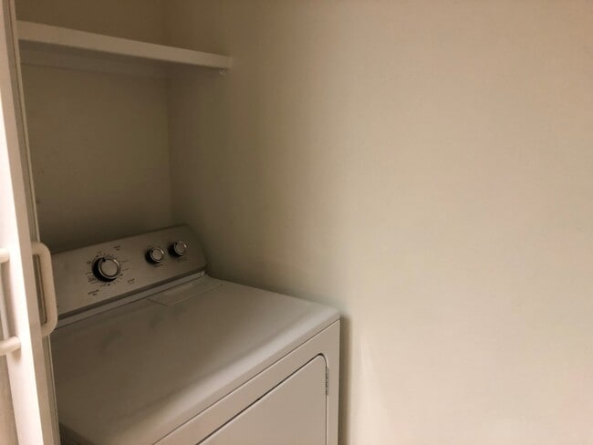 Building Photo - Great Close-In Condo