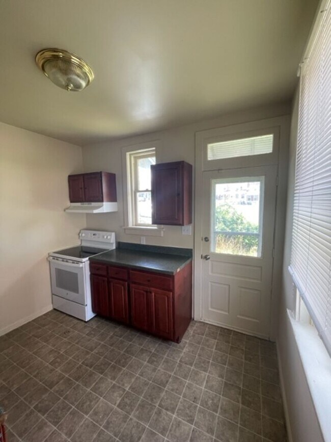 Building Photo - 3 Bedroom Single Family Home in Harrisburg!