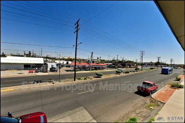 Building Photo - 6806 Alameda Ave
