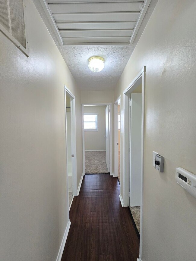 Building Photo - YOU CAN STOP YOUR SEARCH! Jeffersontown / Jtown Rental with 3 Bedrooms, 1 Full Baths, Ranch, 1 Ca...