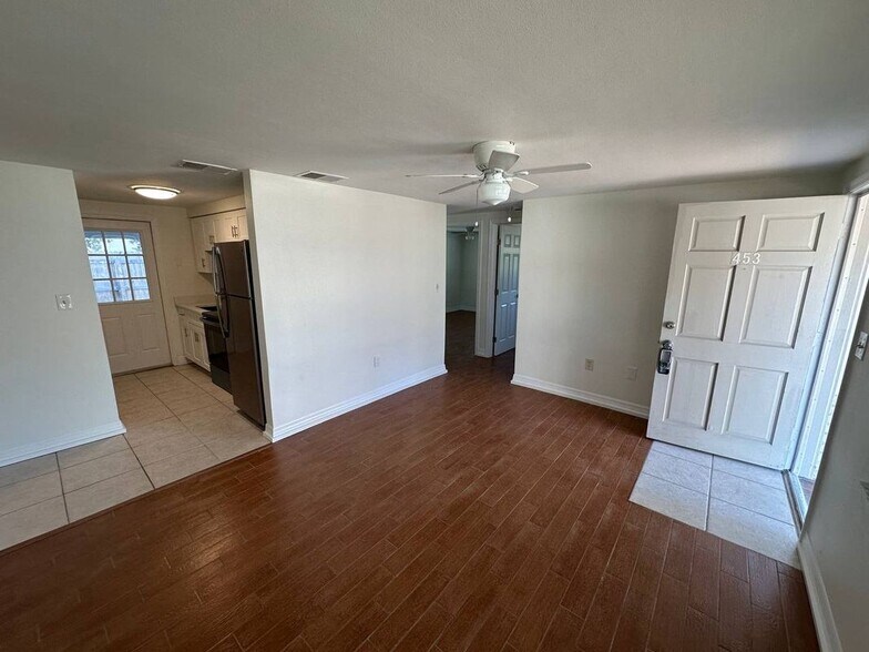 Building Photo - 453 90th Ave N