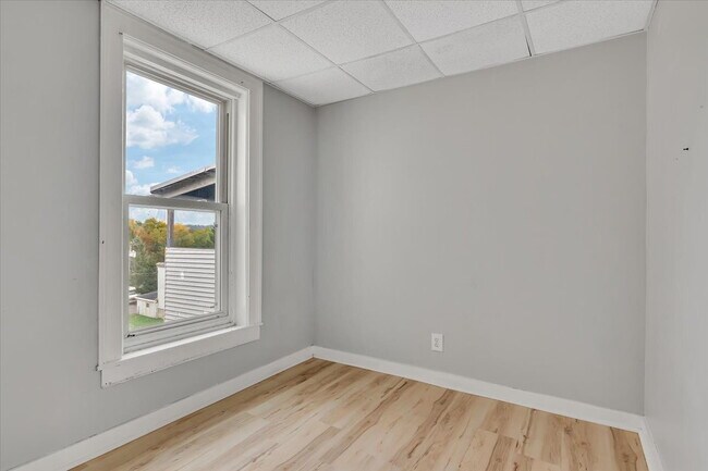 Building Photo - "Spacious 3-Bedroom Gem at 57 1/2 Saratoga...