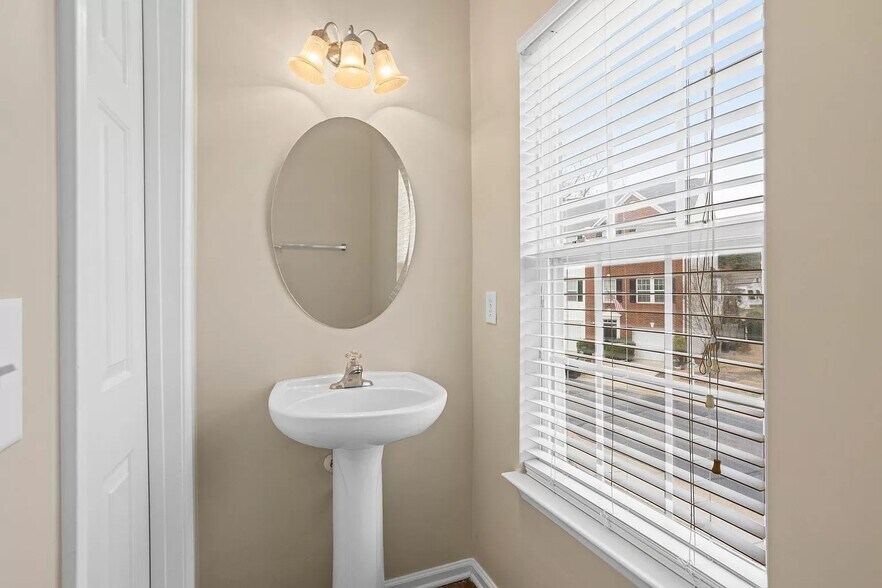 Building Photo - 107 Sylvan Oak Way