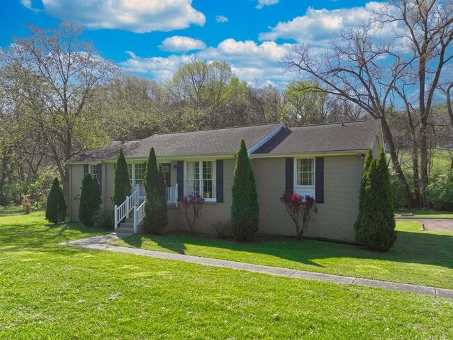 Building Photo - **FURNISHED ONE-SIDE-OF-A-DUPLEX HOME WITH BASEMENT STORAGE MINUTES FROM NASHVILLE WEST AND DOWNT...