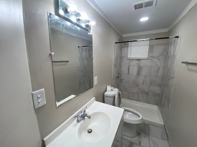 Building Photo - Fully Renovated 4-Bedroom Home – Move-In R...