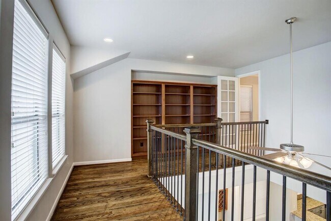 Building Photo - 1046 W 23rd St