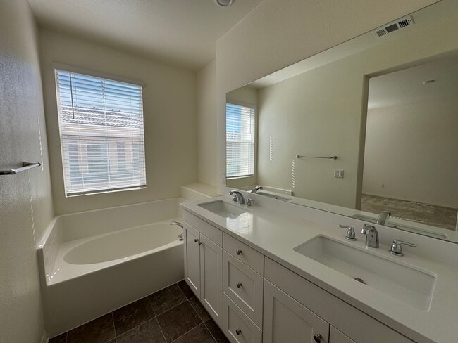 Building Photo - Beautiful 3Bd/2.5Ba Home in Gated Prado Co...